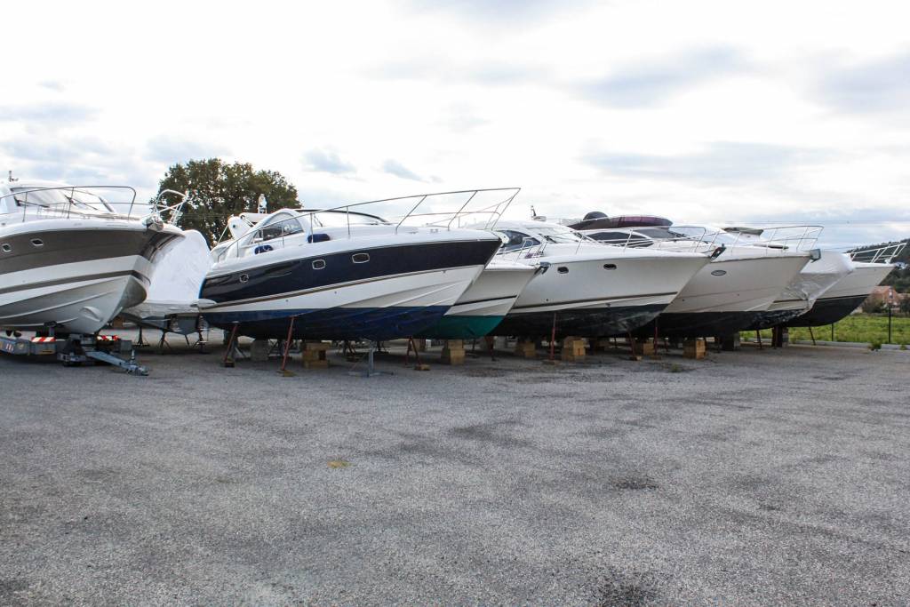 Bateaux stockés hors de l'eau à Bormes-les-Mimosas pour l'hivernage, avec services de maintenance.